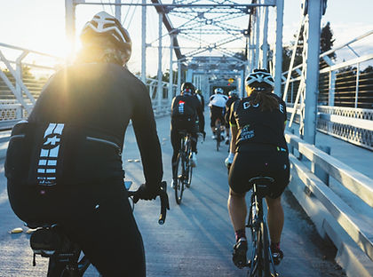 Ciclistas en el puente