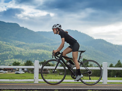 Una mujer en bicicleta en una montaña